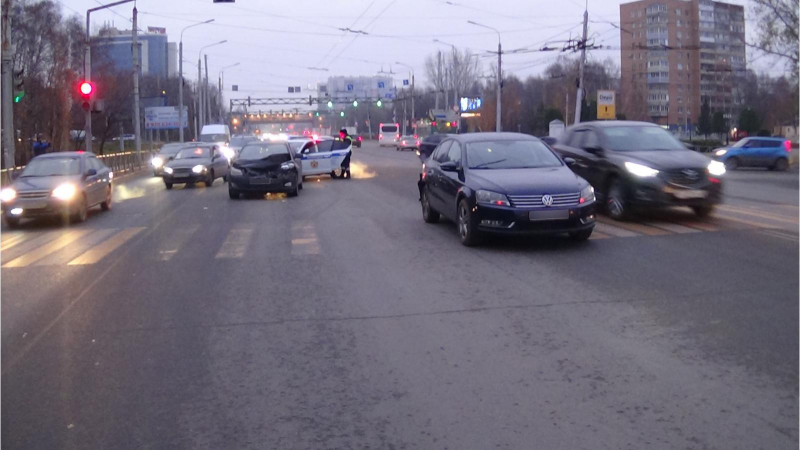 На Московском шоссе в Рязани Opel Astra «догнал» Volkswagen Passat